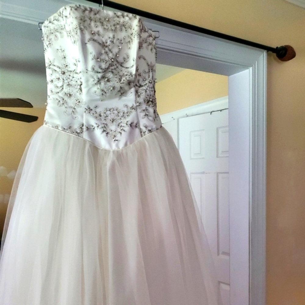 WEDDING GOWN SAMPLE SIZE EQUIVALENT TO SIZE 6/8